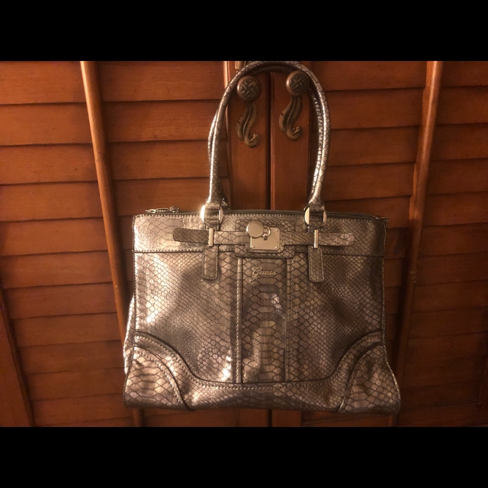 🌹Guess Pewter faux snakeskin Handbag🌹